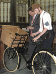 862415 Afbeelding van burgemeester Aleid Wolfsen en een acteur met een transportfiets in de Jacobikerk (Jacobskerkhof) ...
